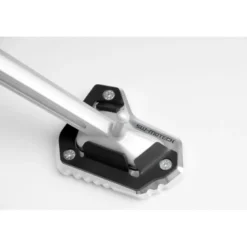Base maggiorata per cavalletto laterale Nero/Argento. Triumph Tiger Explorer (11-15).