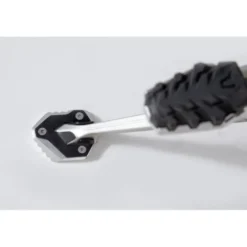 Base maggiorata per cavalletto laterale Nero/Argento. Triumph Tiger 800 XC / XR (17-).