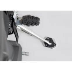Base maggiorata per cavalletto laterale Nero/Argento. Triumph Tiger 800 XC / XR (17-).