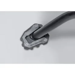 Base maggiorata per cavalletto laterale Sw-Motech Nero/Argento. Triumph Tiger 660 / 800 Sport (24-).