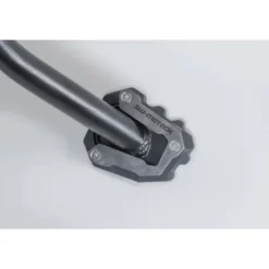 Base maggiorata per cavalletto laterale Sw-Motech Nero/Argento. Triumph Tiger 660 / 800 Sport (24-).