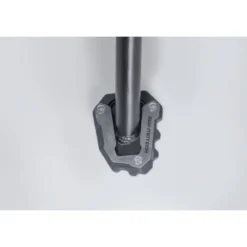 Base maggiorata per cavalletto laterale Sw-Motech Nero/Argento. Triumph Tiger 660 / 800 Sport (24-).