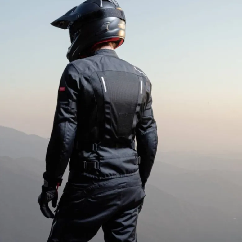 Il Nostro Outfit - Casco Givi X.30, Giacca Spidi Tech Armor Nero con Guanti Revit Offtrack