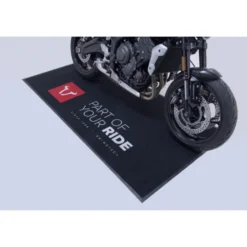 Tappetino Da Moto Sw-Motech 2,0X1,0 M. Rettangol. Nero. Stampa Bianco/Rosso.